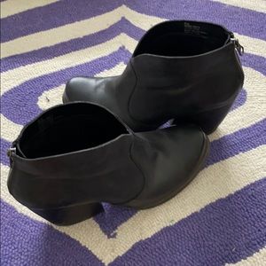 Korkease zip booties with heel. Korks